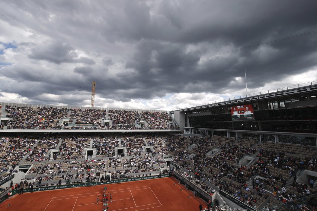 Pohled na centrální dvorec Roland Garros krátce před startem ženského finále Vondroušová vs. Bartyová