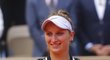 Markéta Vondroušová se už usmívá s trofejí pro poraženou finalistku Roland Garros