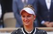 Markéta Vondroušová se už usmívá s trofejí pro poraženou finalistku Roland Garros