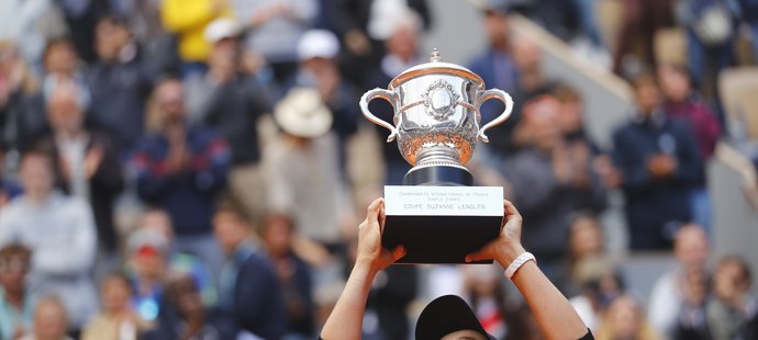 Ashleigh Bartyová zvedá nad hlavu pohár pro vítězku Roland Garros