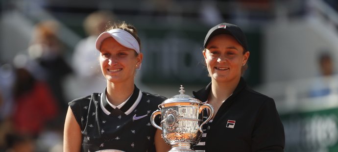 Vítězka Roland Garros Ashleigh Bartyová (vpravo) s poraženou finalistkou Markétou Vondroušovou
