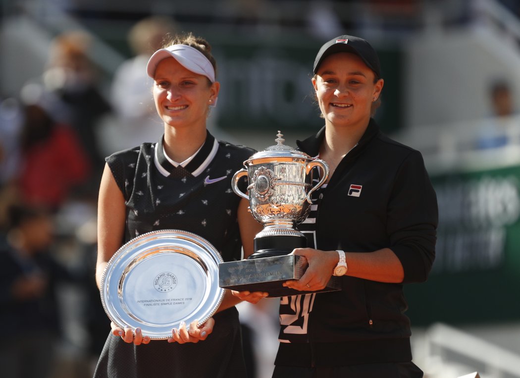 Vítězka Roland Garros Ashleigh Bartyová (vpravo) s poraženou finalistkou Markétou Vondroušovou