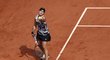 Ashleigh Bartyová podává ve finále Roland Garros proti Markétě Vondroušové