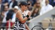 Ashleigh Bartyová se raduje v průběhu prvního setu finále Roland Garros proti Markétě Vondroušové