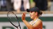 Australanka Ashleigh Bartyová se raduje z vítězství ve finále Roland Garros nad Markétou Vondroušovou