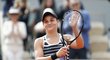 Ashleigh Bartyová děkuje fanouškům po svém triumfu na Roland Garros