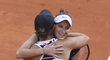 Markéta Vondroušová gratuluje čerstvé vítězce Roland Garros Ashleigh Bartyové