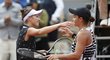Markéta Vondroušová jde obejmout Ashleigh Bartyovou po jejím triumfu ve finále Roland Garros