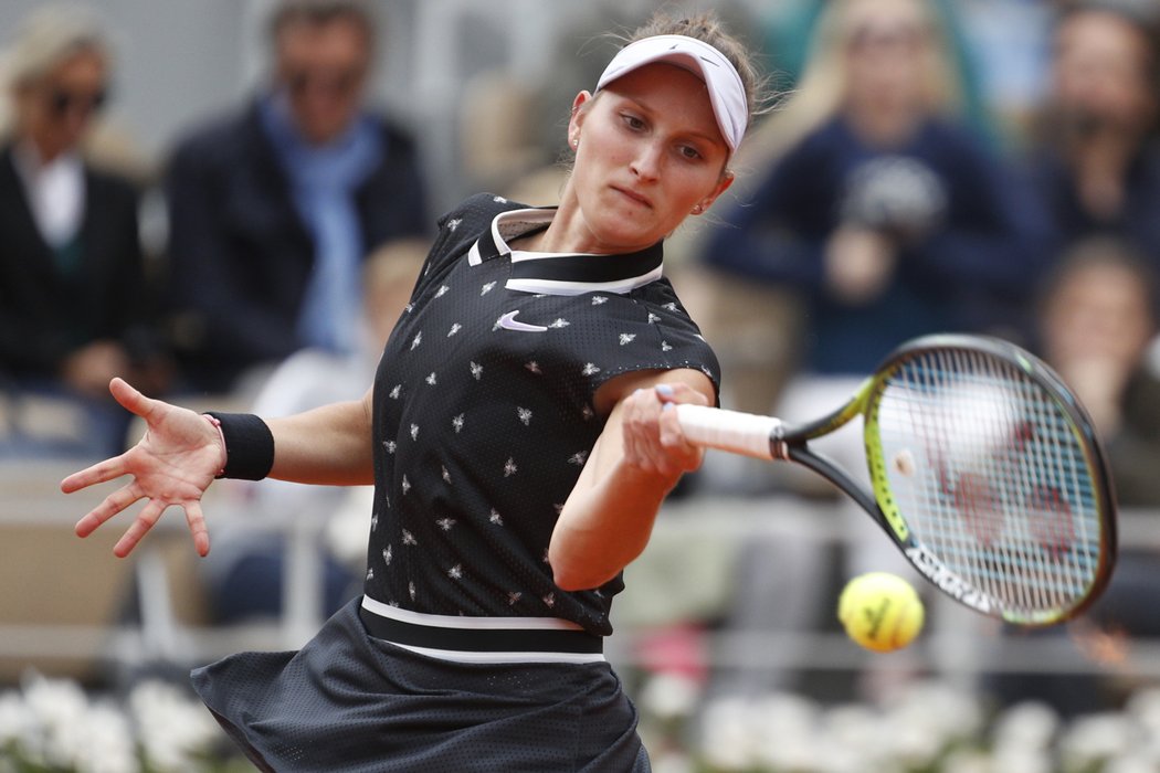 Markéta Vondroušová v akci ve finále Roland Garros proti Ashleigh Bartyové z Austrálie