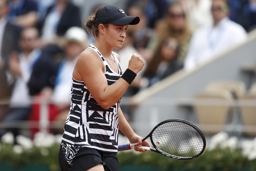 Ashleigh Bartyová se raduje v průběhu prvního setu finále Roland Garros proti Markétě Vondroušové