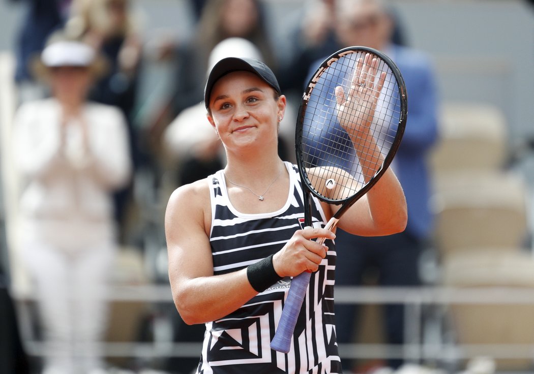 Ashleigh Bartyová děkuje fanouškům po svém triumfu na Roland Garros
