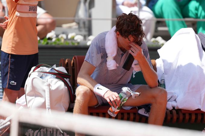 Roland Garros ONLINE: Obrovský šok, Sinner senzačně končí ve druhém kole! Hraje Kopřiva Roland Garros ONLINE: Obrovský šok, Sinner senzačně končí ve druhém kole! Hraje Kopřiva