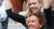 Runeho sestra Alma a matka Aneke jásají po jeho trimfu nad Tsitsipasem na Roland Garros