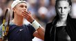 Kdo je kráska, která fandí dánskému mladíkovi Holgeru Runemu na Roland Garros?