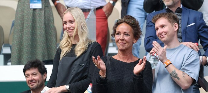 Runeho sestra Alma s matkou v hráčské lóži při Roland Garros