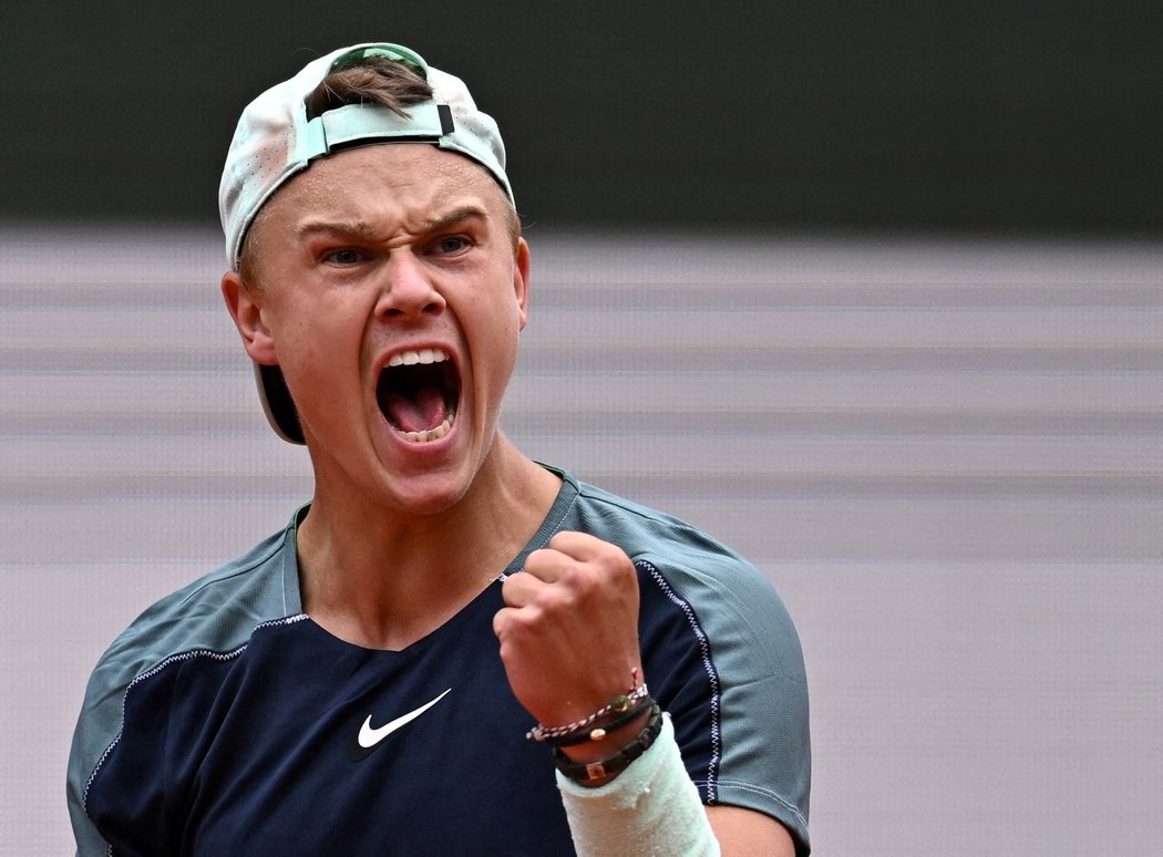 Holger Rune se raduje ze svého triumfu na Tsitsipasem na Roland Garros