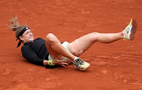 Karolína Muchová vyhrála první set, po následném pádu ale začala ztrácet a zápas skrečovala...