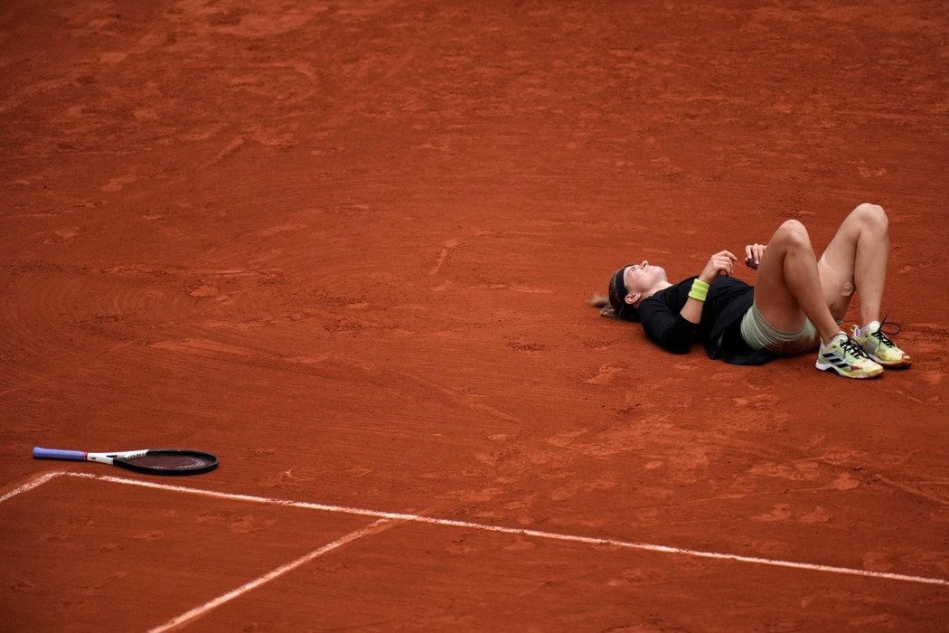 Karolína Muchová vyhrála první set, po následném pádu ale začala ztrácet a zápas skrečovala...