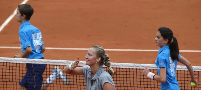 Petra Kvitová zdraví fanoušky po bezproblémovém postupu do třetího kola French Open