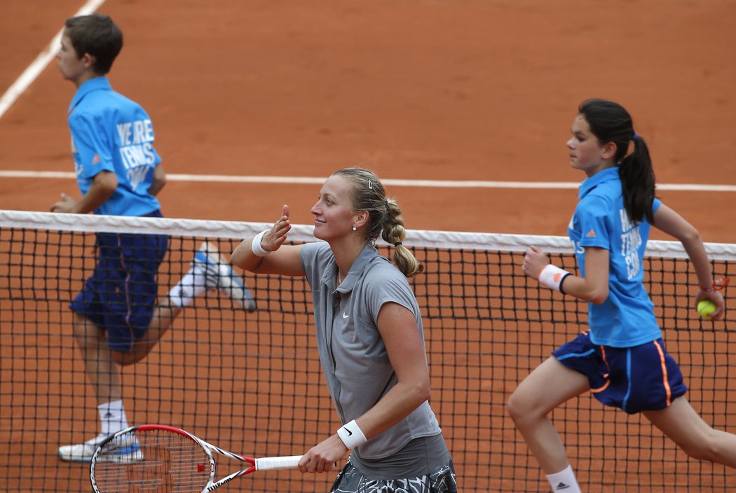 Petra Kvitová zdraví fanoušky po bezproblémovém postupu do třetího kola French Open