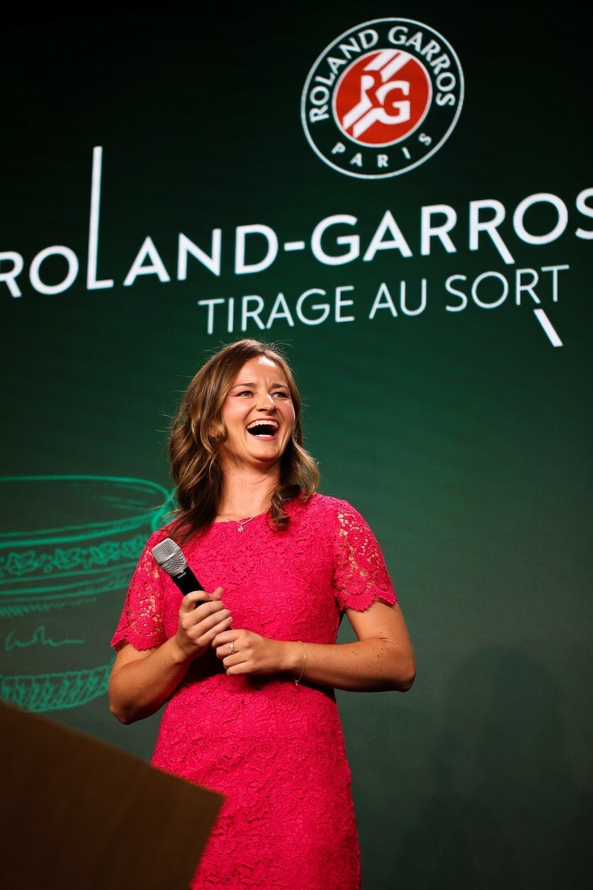 Rozesmátá Barbora Krejčíková při losovacím ceremoniálu na Roland Garros 2022