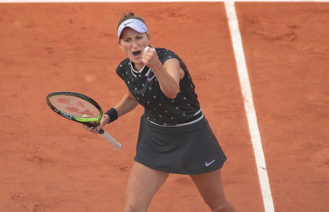 Markéta Vondroušová se raduje ve čtvrtfinále Roland Garros