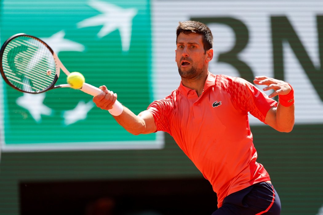 Novak Djokovič zahájil na Roland Garros útok na rekordní 23. grandslamový titul výhrou