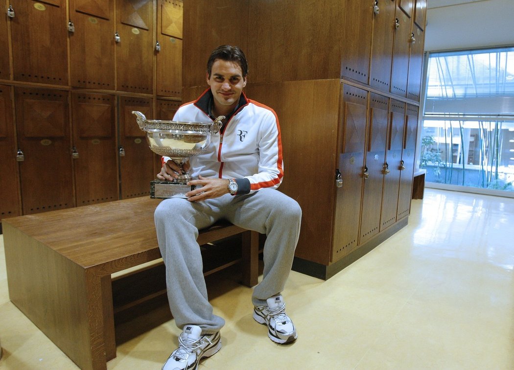 Roger Federer v šatně s trofejí za triumf na Roland Garros v roce 2009