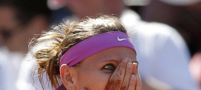 Lucie Šafářová slaví postup do finále Roland Garros.