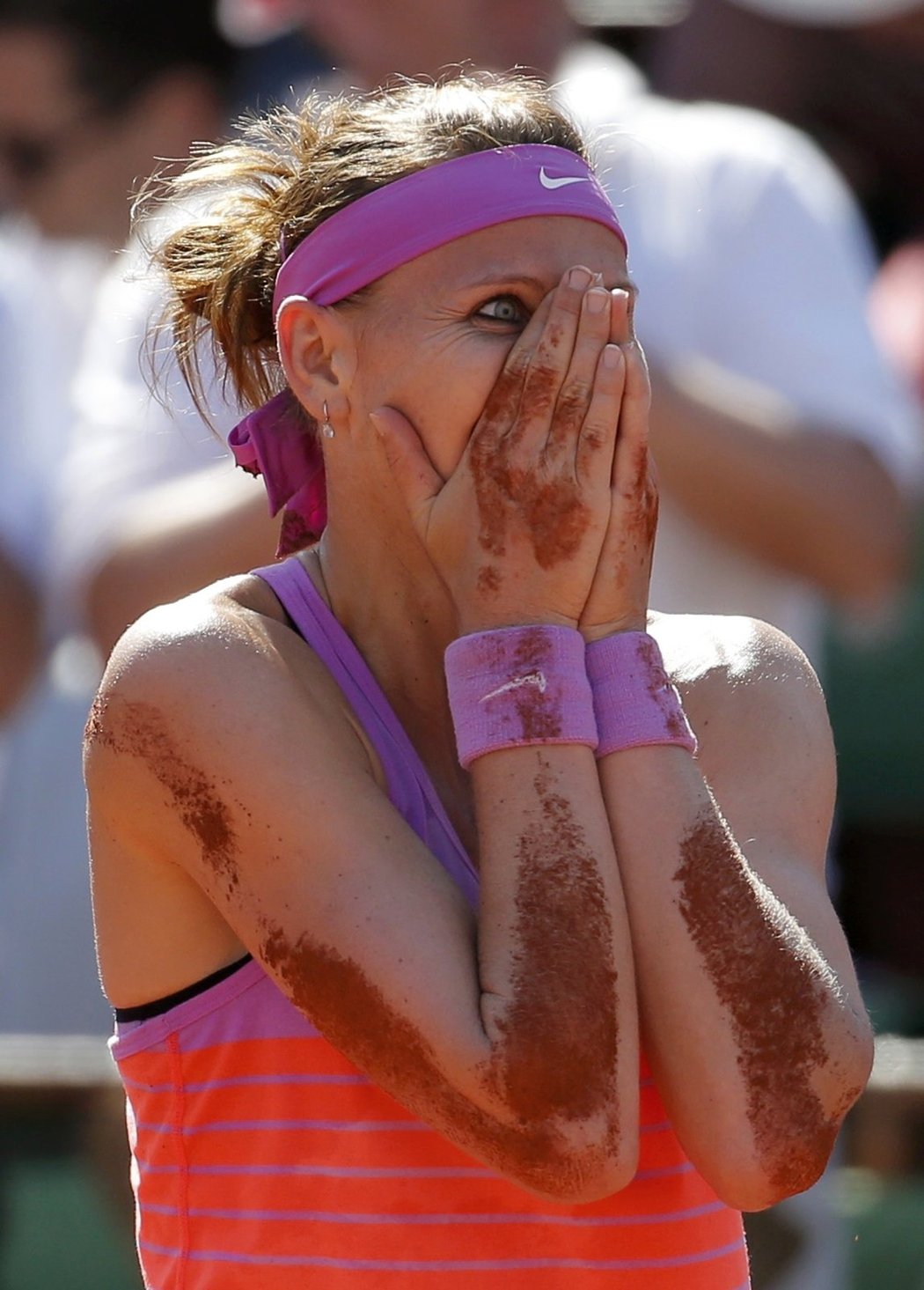 Lucie Šafářová slaví postup do finále Roland Garros.
