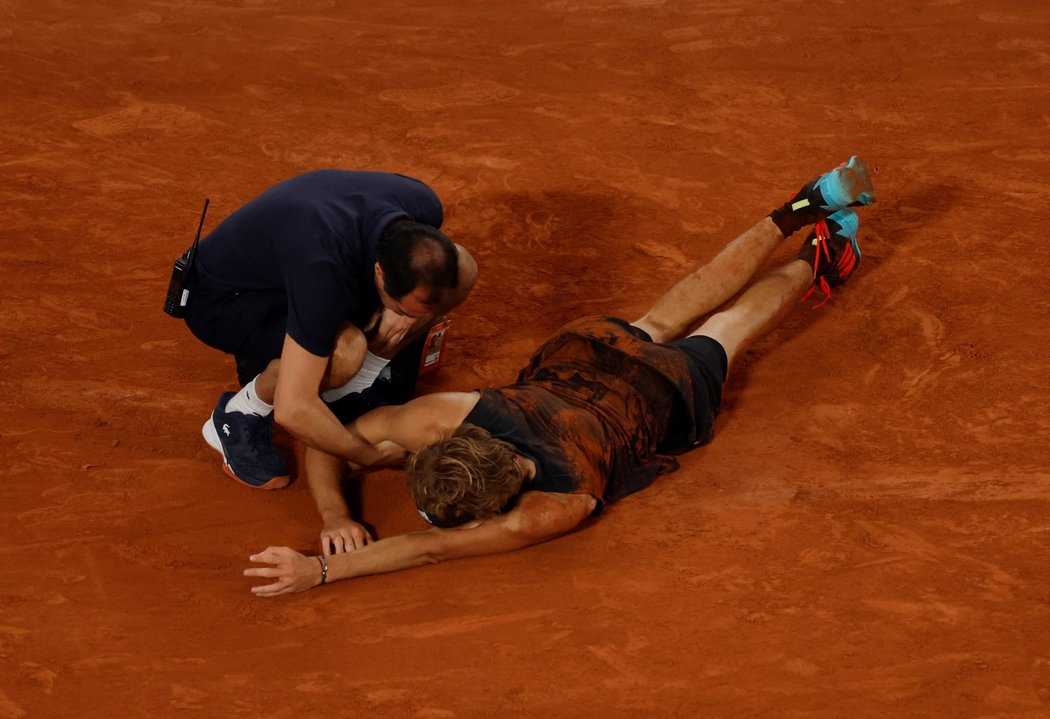 Zraněný Alexander Zverev se svíjí v bolestech v semifinále proti Nadalovi