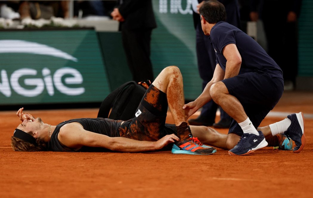 Alexander Zverev a jeho bolestná grimasa po zranění v semifinále Roland Garros