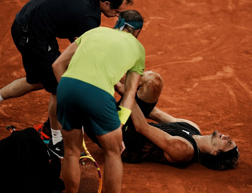 Rafael Nadal se účastně sklání nad zraněným Zverevem