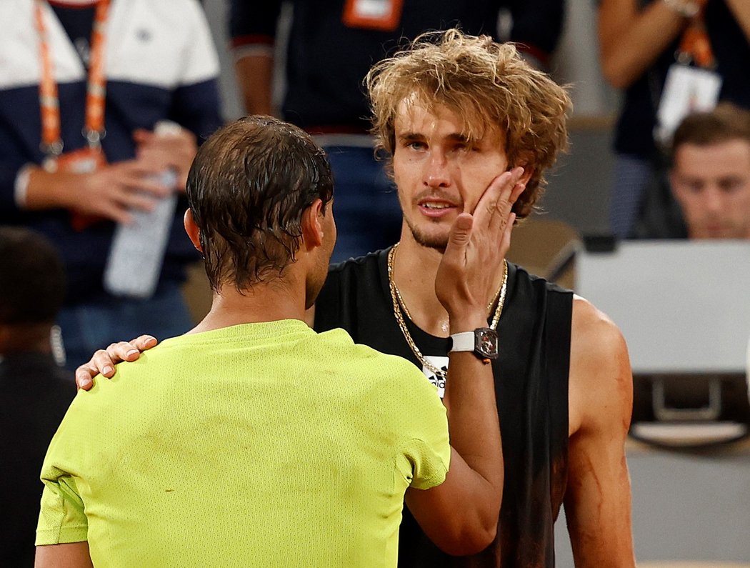 Rafael Nadal utěšuje Alexandra Zvereva, který musel semifinále skrečovat