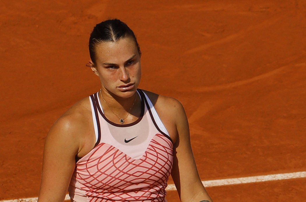 Aryna Sabalenková a její zklamaná grimasa v semifinále Roland Garros proti Karolíně Muchové