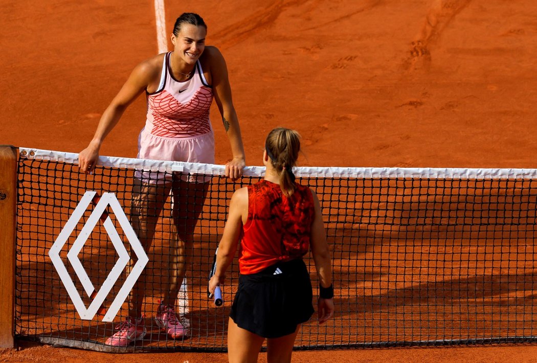 Aryna Sabalenková se chystá gratulovat Karolíně Muchové k semifinálové výhře na Roland Garros