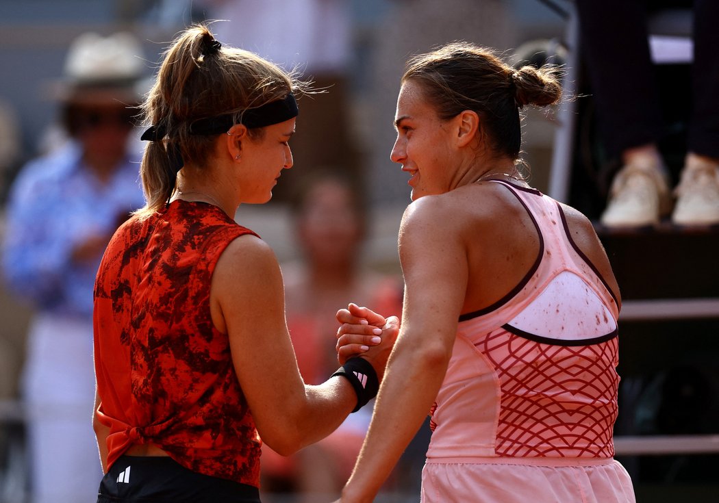 Aryna Sabalenková gratuluje Karolíně Muchové k postupu do finále Roland Garros