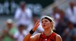 Karolína Muchová posílá vzdušné polibky fanouškům po svém triumfu v semifinále Roland Garros