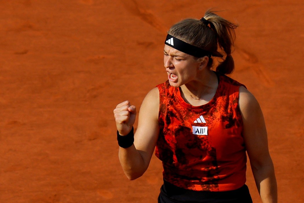 Karolína Muchová se hecuje v semifinále Roland Garros proti Aryně Sabalenkové
