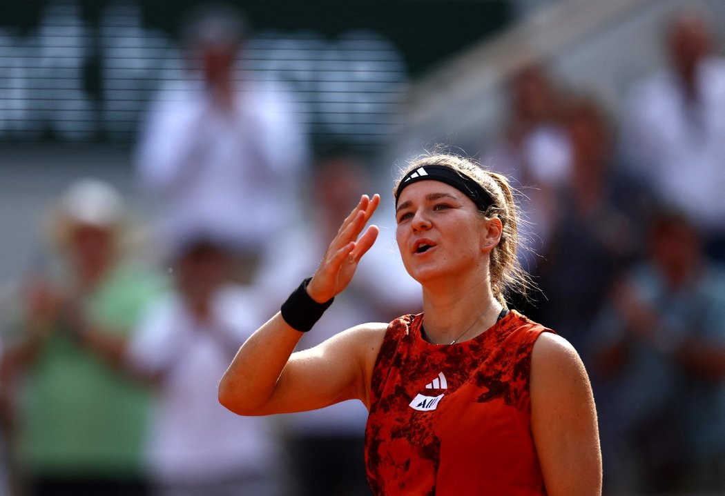 Karolína Muchová posílá vzdušné polibky fanouškům po svém triumfu v semifinále Roland Garros