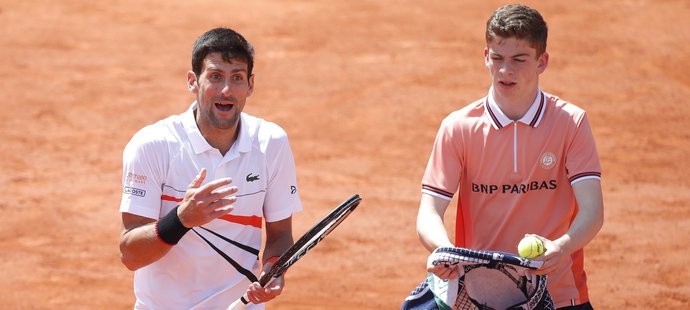 Novak Djokovič se rozčiluje v semifinále Roland Garros proti Dominiku Thiemovi