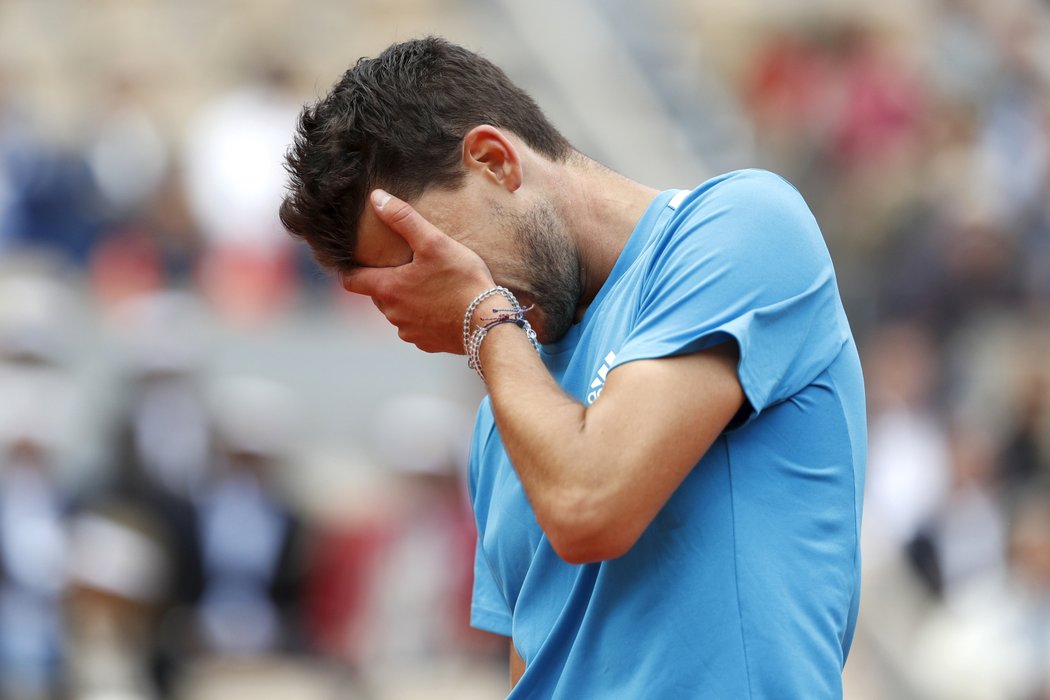 Dominic Thiem se chytá za hlavu v semifinále Roland Garros proti Novaku Djokovičovi