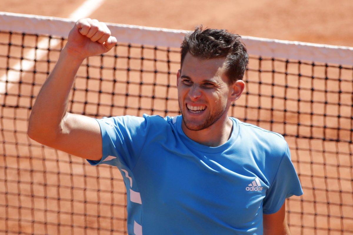 Dominic Thiem zatíná pěst v radostném gestu po postupu do finále Roland Garros