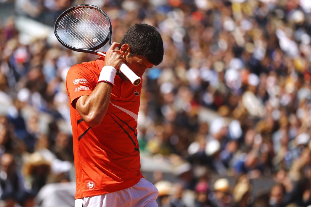 Novak Djokovič přemýšlí v semifinále Roland Garros proti Dominiku Thiemovi