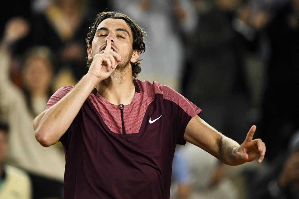 Taylor Fritz vyřadil posledního Francouze na letošním Roland Garros, kterého domácí fanoušci vydatně podporovali, na což reagoval umlčujícím gestem s prstem na ústech