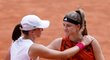 Karolína Muchová a Iga Šwiateková se zdraví po finále Roland Garros