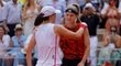 Karolína Muchová gratuluje Ize Šwiatekové k triumfu na Roland Garros