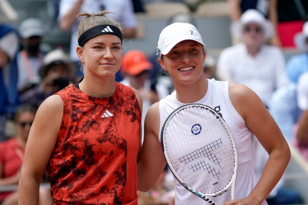 Karolína Muchová a Iga Šwiateková před startem finále Roland Garros