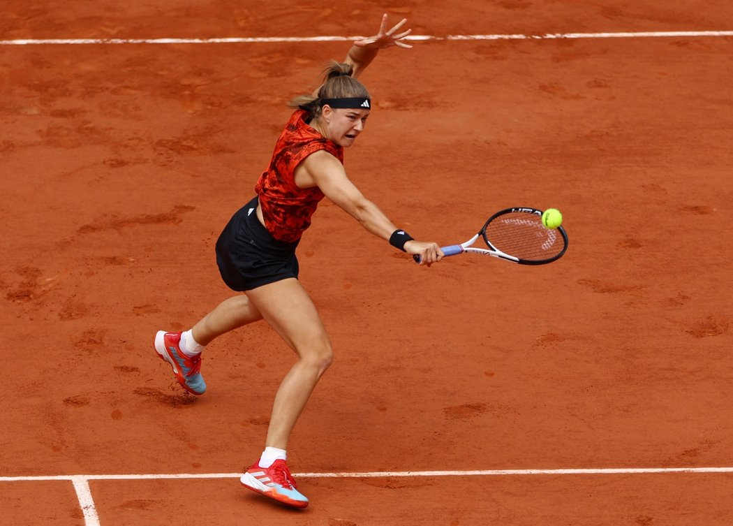 Karolína Muchová v akci během finále Roland Garros proti Ize Šwiatekové