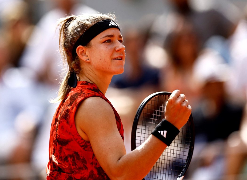 Karolína Muchová se raduje ve druhém setu finále Roland Garros